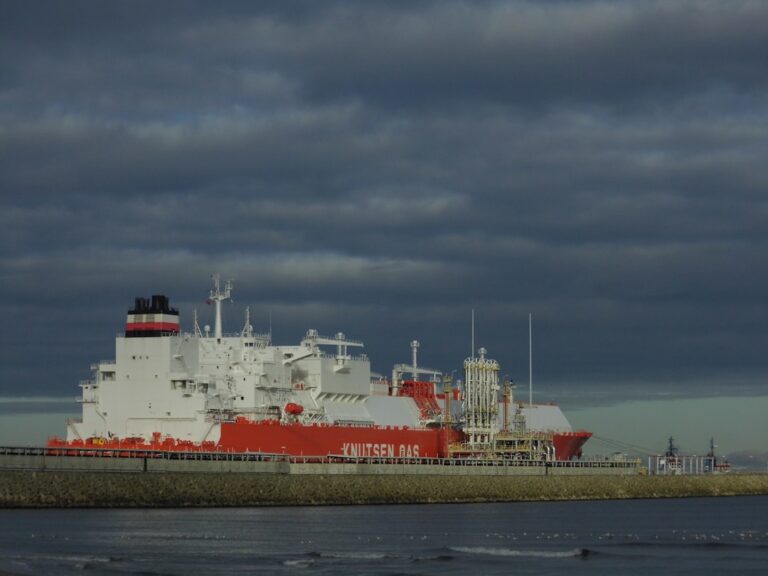LNG танкер на терминал – ЕС забранява вноса на руски втечнен природен газ от 25 април 2026