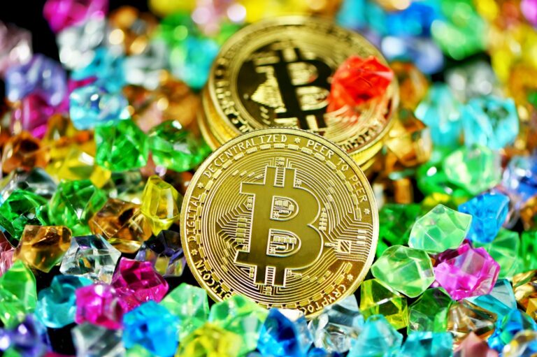 Биткойн монета на фона на финансови данни – mid-week срез 20 май 2026
