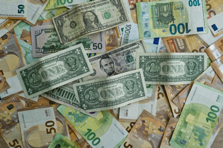 Евро и щатски долар банкноти и валутен курс EUR/USD