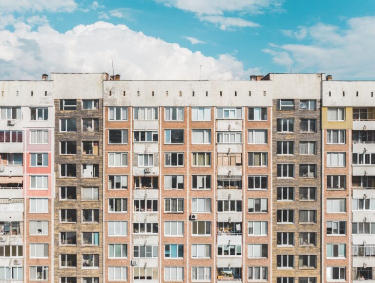 Жилищна сграда в София – фон за анализ на българския ипотечен пазар след въвеждането на еврото през 2026 г.