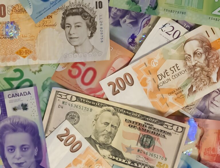Банкноти от евро и щатски долари, символизиращи валутната двойка EUR/USD