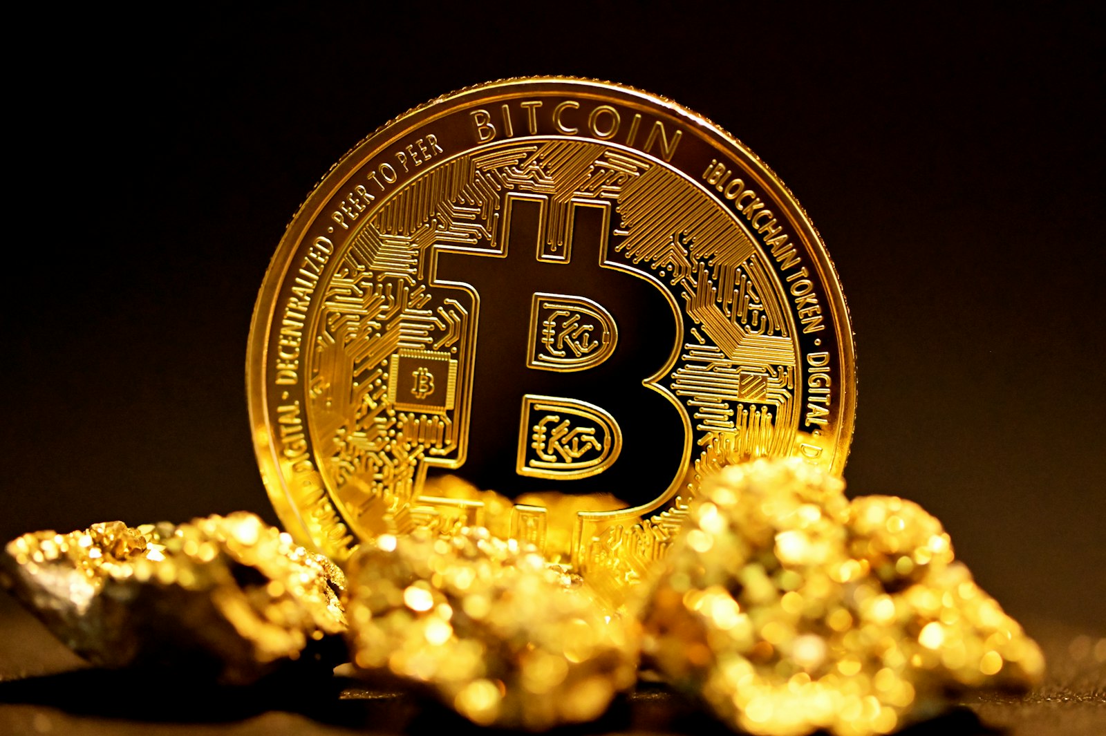 Монета биткойн на фона на графика на крипто пазара