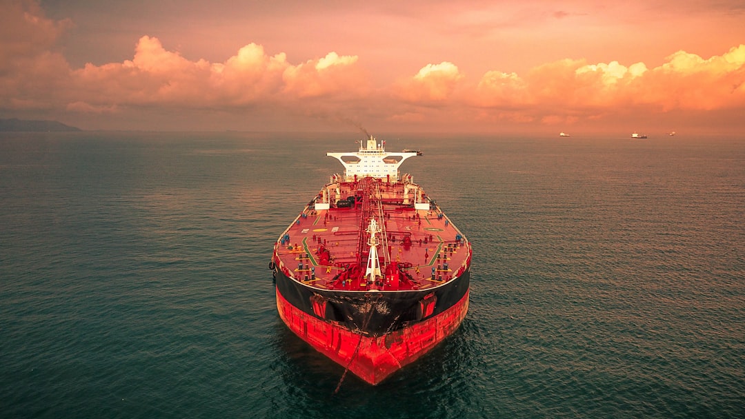 Нефтен танкер в открито море – премията за морски транспортен риск държи Brent близо до 99 USD