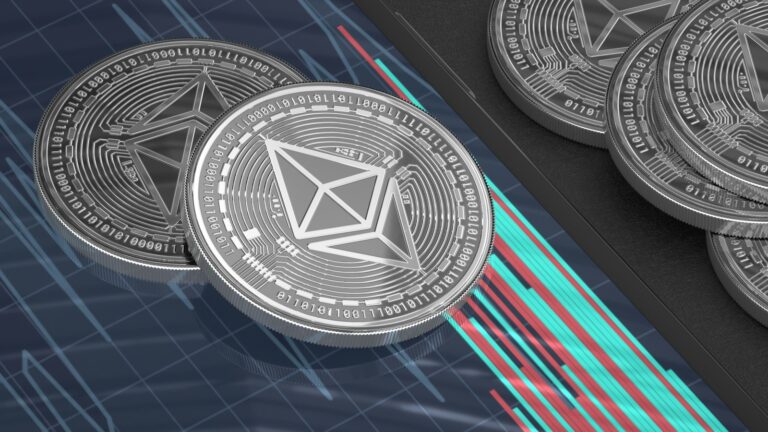 Монети на биткойн и етериум пред графика на крипто пазара