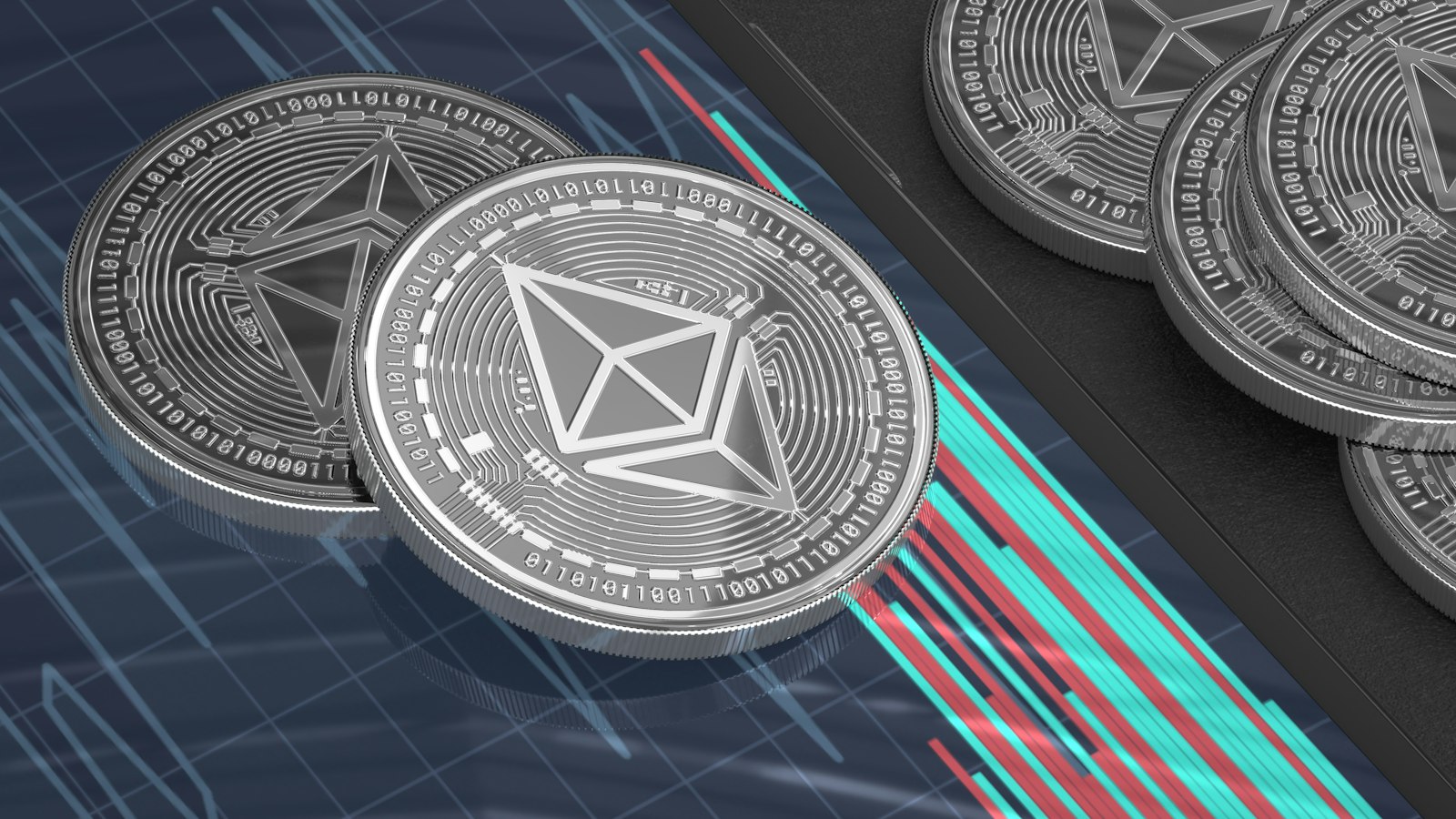 Монети на биткойн и етериум пред графика на крипто пазара
