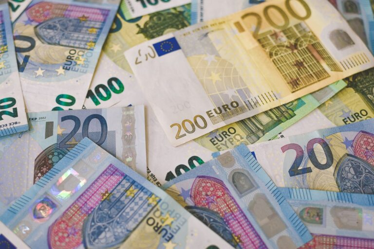 Банкноти евро и долари – курсът EUR/USD и лихвите на Фед и ЕЦБ