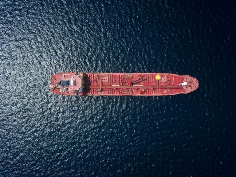 Танкер за горива в открито море