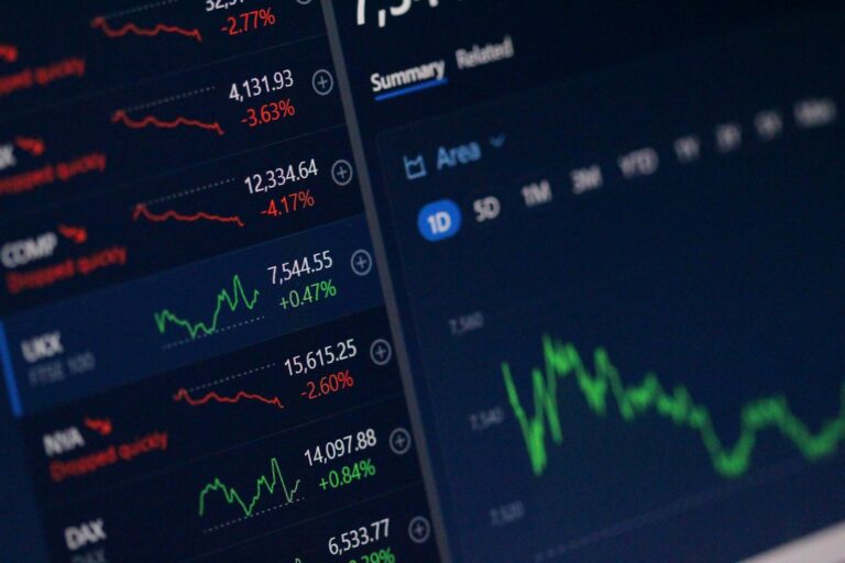 Екран с котировки на борсата след данните за заетостта в САЩ
